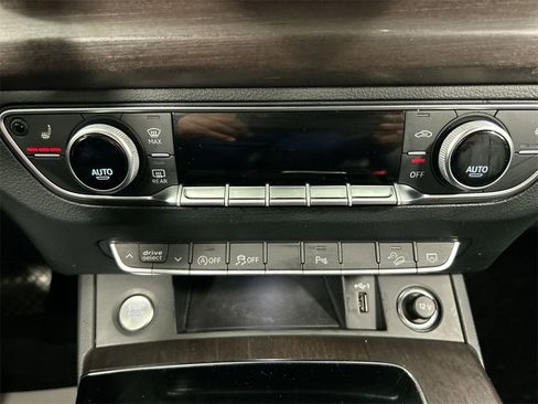 Used 2022 Audi Q5 2.0T Premium w/ Convenience Package image 16
