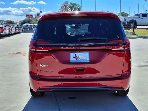 New 2026 Chrysler Pacifica Select image 5