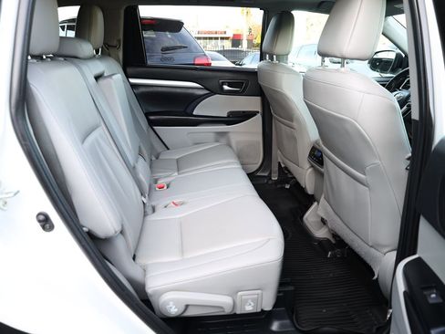 Used 2019 Toyota Highlander XLE image 16