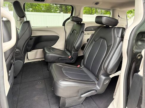 Used 2023 Chrysler Pacifica Touring-L FWD image 28