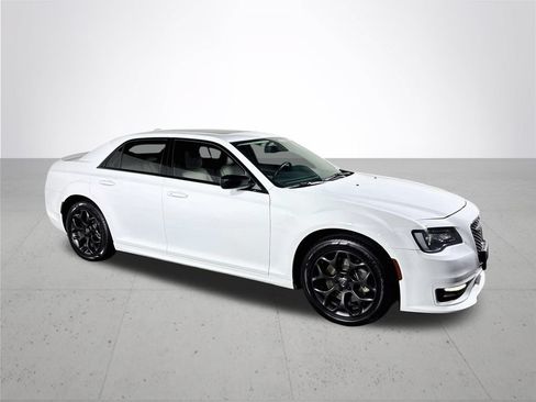 Used 2020 Chrysler 300 Touring L w/ Value Package AWD/4WD image 4