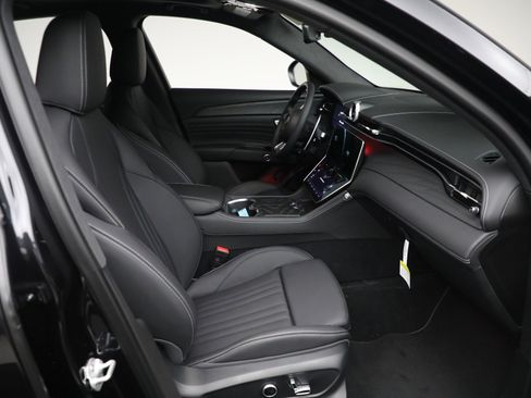 New 2025 Maserati Grecale GT image 14