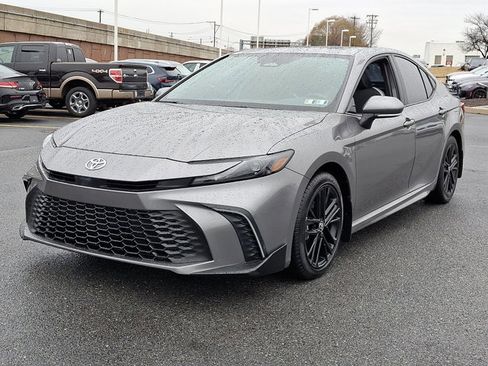 Used 2025 Toyota Camry SE image 3