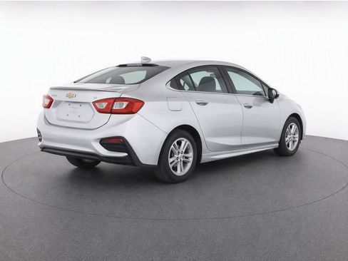 Used 2018 Chevrolet Cruze LT FWD image 3