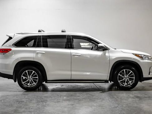 Used 2017 Toyota Highlander XLE AWD/4WD image 10