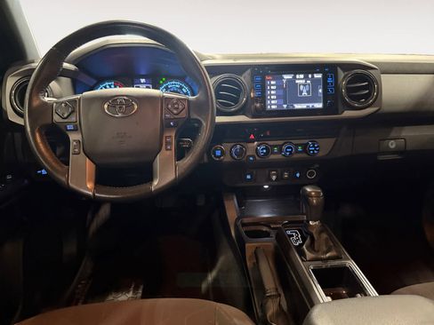 Used 2018 Toyota Tacoma TRD Sport AWD/4WD image 11