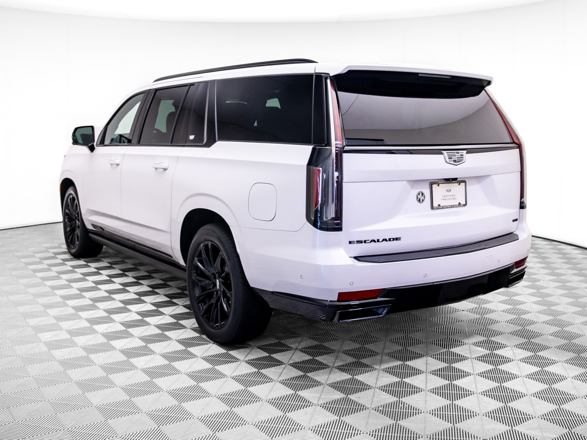 Used 2023 Cadillac Escalade ESV Sport Platinum w/ LPO, ONYX Package AWD/4WD image 3