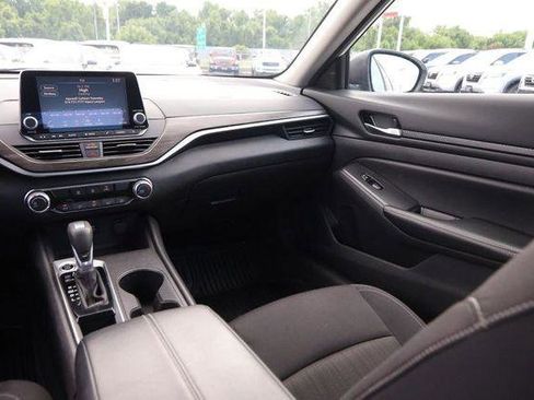 Used 2025 Nissan Altima 2.5 SV FWD image 24