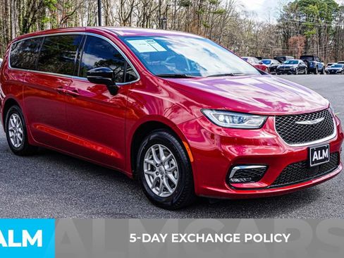 Used 2024 Chrysler Pacifica Touring-L image 4