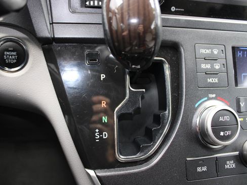 Used 2020 Toyota Sienna XLE w/ XLE Navigation Package image 21