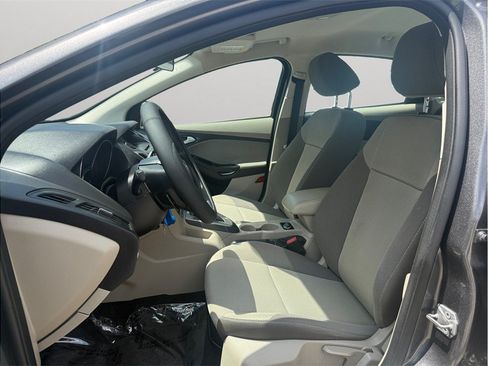 Used 2014 Ford Focus SE FWD image 2