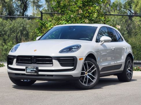 Certified 2025 Porsche Macan image 1