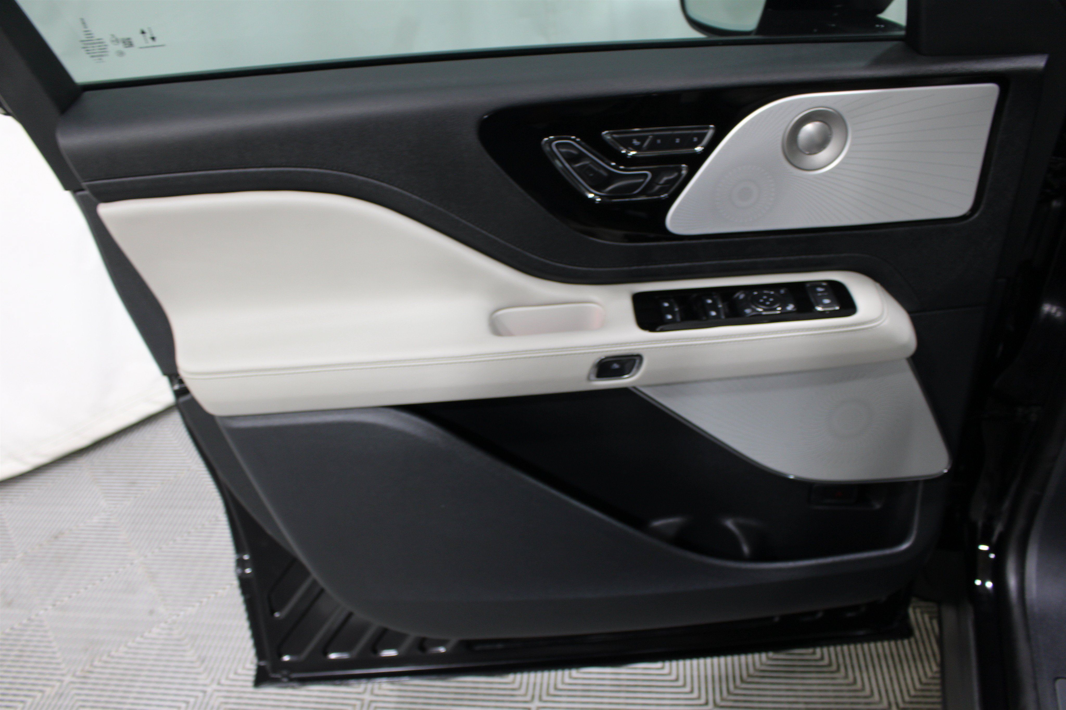 Certified 2026 Lincoln Aviator Reserve AWD/4WD image 5