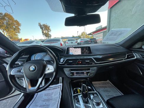 Used 2016 BMW 740i image 9