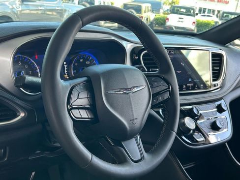 Used 2025 Chrysler Pacifica Limited image 45