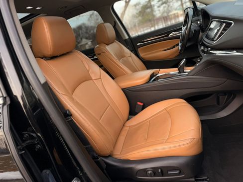 Used 2019 Buick Enclave Essence image 6