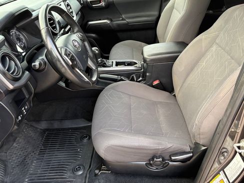 Used 2018 Toyota Tacoma TRD Sport image 32