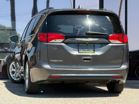 Used 2017 Chrysler Pacifica Touring-L w/ Tire & Wheel Group FWD image 8