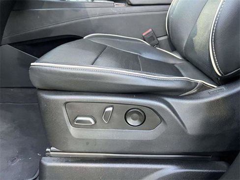 Used 2022 Cadillac Escalade ESV Premium Luxury image 17