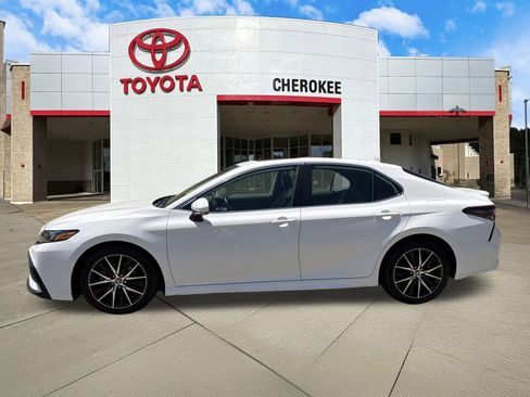 Used 2022 Toyota Camry SE w/ Convenience Package FWD image 8