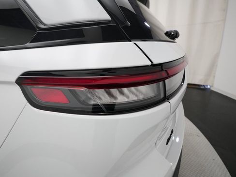 Used 2023 Jeep Grand Cherokee Limited w/ Black Appearance Package image 32