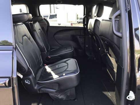 Used 2025 Chrysler Pacifica Limited FWD image 14