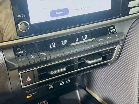 Used 2025 Toyota Camry SE image 25