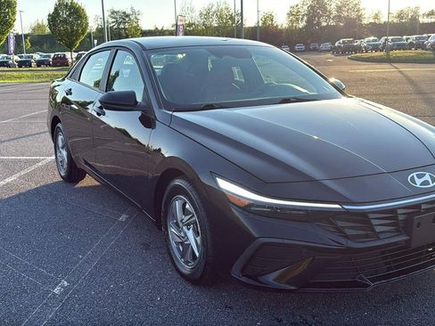 Used 2024 Hyundai Elantra SE FWD image 1