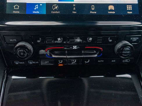 Used 2023 Jeep Grand Cherokee L Limited w/ Luxury Tech Group II image 21