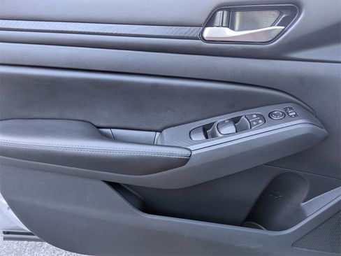 Used 2024 Nissan Altima 2.5 SV image 16