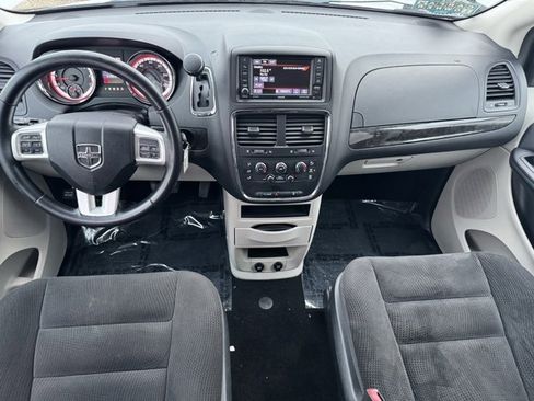 Used 2019 Dodge Grand Caravan SE w/ UConnect Hands-Free Group image 10