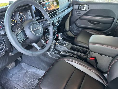 Used 2025 Jeep Wrangler Unlimited Rubicon AWD/4WD image 5