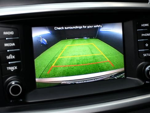 Used 2019 Kia Sorento LX image 46