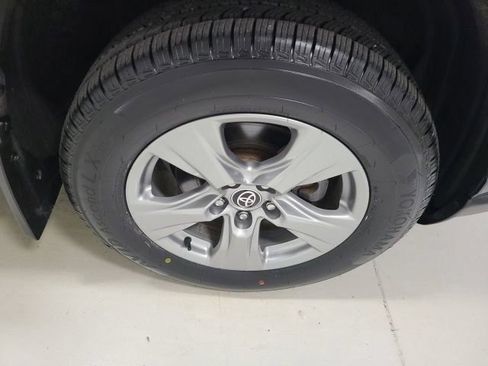 Used 2022 Toyota RAV4 XLE AWD/4WD image 35
