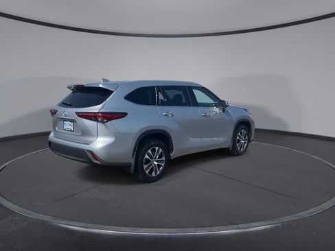 Used 2022 Toyota Highlander XLE AWD/4WD image 8