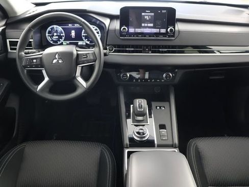 Used 2025 Mitsubishi Outlander ES image 2