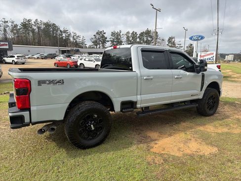 Used 2025 Ford F250 Lariat w/ Black Appearance Package image 5