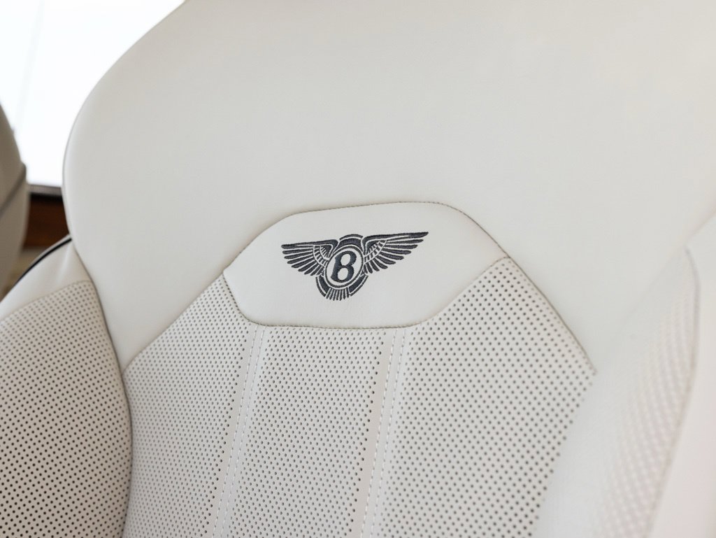 Used 2025 Bentley Bentayga AWD/4WD image 33