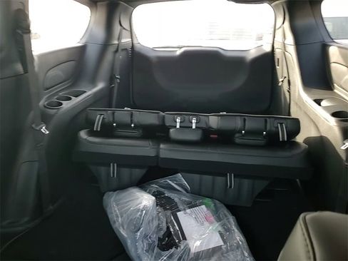 New 2026 Chrysler Pacifica Select image 32