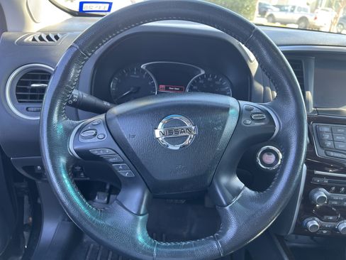 Used 2016 Nissan Pathfinder Platinum w/ Family Entertainment Package image 10