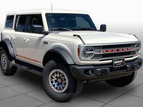 New 2026 Ford Bronco Outer Banks w/ Sasquatch Package AWD/4WD image 2