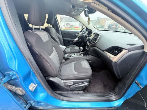 Used 2018 Jeep Cherokee Latitude w/ Altitude Package FWD image 11