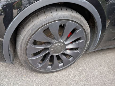 Used 2023 Tesla Model Y Performance AWD/4WD image 8