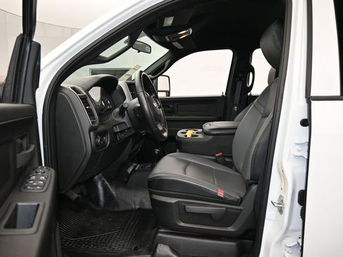 Used 2024 RAM 3500 Tradesman w/ Chrome Appearance Group image 10