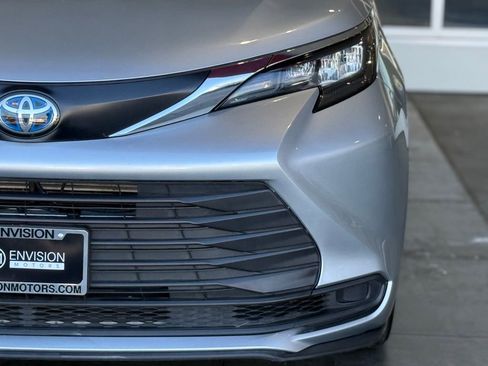 Used 2024 Toyota Sienna LE image 6