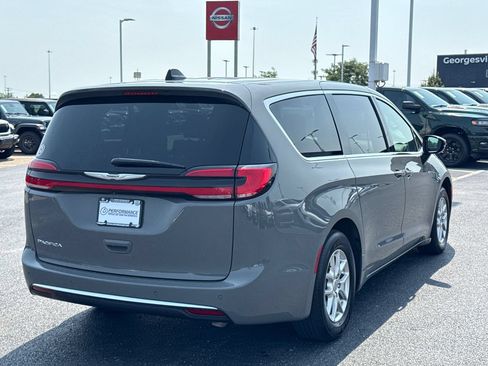 Used 2025 Chrysler Pacifica Select FWD image 3