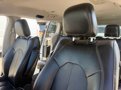 Used 2020 Chrysler Pacifica Touring-L FWD image 18