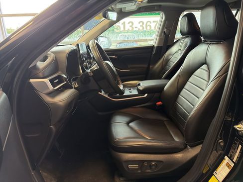 Used 2023 Toyota Highlander XLE AWD/4WD image 17