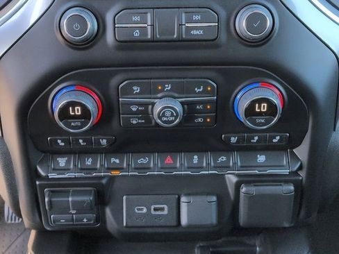 Used 2022 Chevrolet Silverado 2500 LTZ w/ LTZ Convenience Package image 9