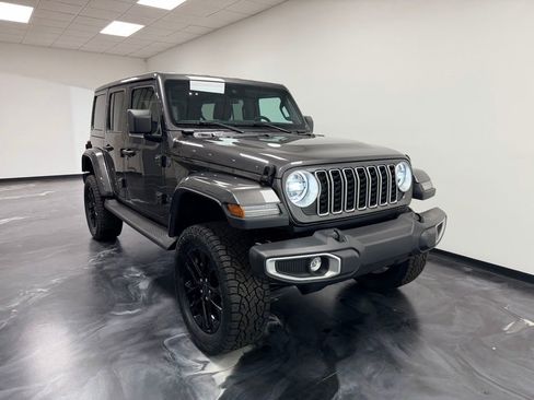 Used 2025 Jeep Wrangler Unlimited Sahara AWD/4WD image 21